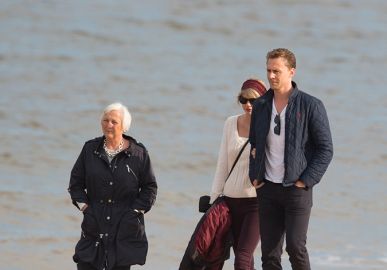 Taylor Swift está aprovada por mãe de Tom Hiddleston, diz <i>site</i>