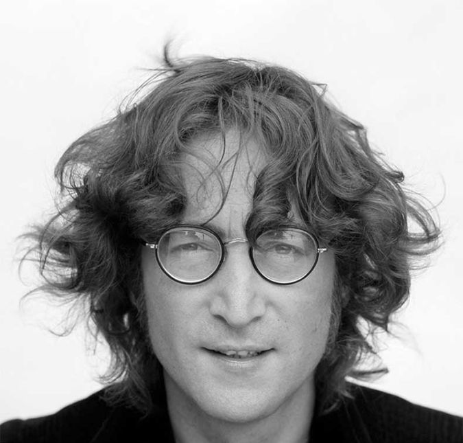 A morte trágica do cantor dos Beatles, aos 40 anos, choca até hoje! John Lennon foi morto por um homem chamado Mark David Chapman, que dizia ser seu fã. No fim da tarde do mesmo dia em que Lennon foi morto, Mark havia conseguido um autógrafo do cantor. Depois, ele o seguiu até a casa do artista no Edifício Dakota, em Nova York, nos Estados Unidos, e efetuou cinco disparos contra Lennon. Condenado à prisão perpétua, o autor do crime teve todos os pedidos de liberdade condicional negados e permanece preso até hoje. A motivação do crime ainda é um mistério, embora várias teorias tenham surgido ao longo dos anos.