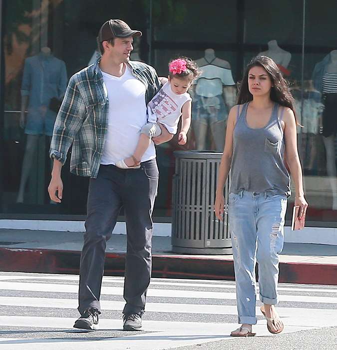 Ashton Kutcher e Mila Kunis estariam esperando gêmeos, diz <i>site</i>