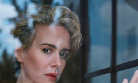 Sarah Paulson posa <i>topless</i> e fala sobre seu namoro com Holland Taylor: <i>- Minhas escolhas por parceiros românticos não têm sido convencionais</i>