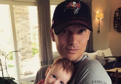Nick Carter de <i>Backstreet Boys</i> aparece em imagem fofa com o filho e banda deve lançar música inédita!