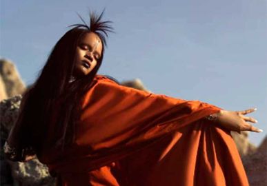 Rihanna lança o clipe de <I>Sledgehammer</I> e surpreende ao interpretar personagem poderosa, assista!