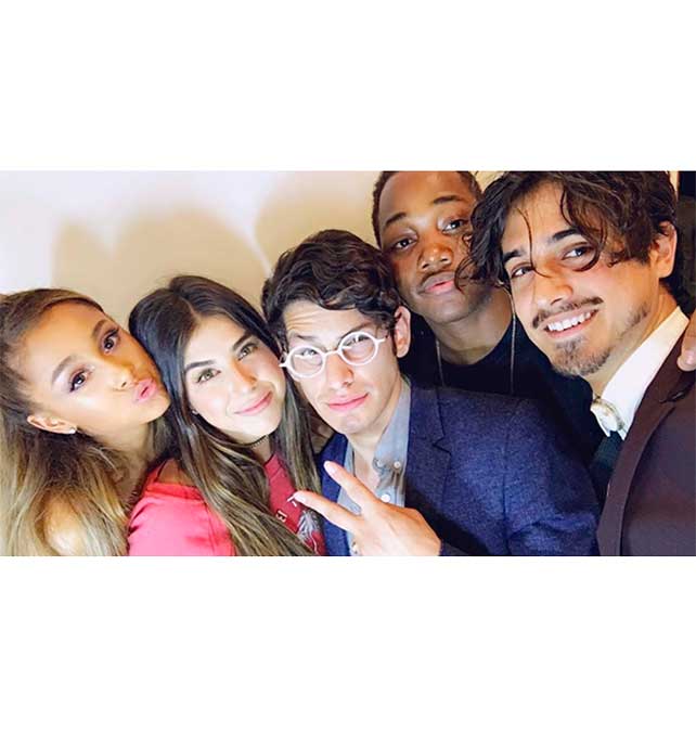 Ariana Grande se reencontra com os amigos da série <I>Brilhante Victória</i> para comemorar seu aniversário, veja!