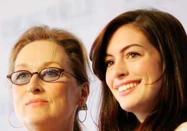 Anne Hathaway comemora os dez anos de <I>O Diabo Veste Prada</I>: <I>O filme que mudou a minha vida</I>