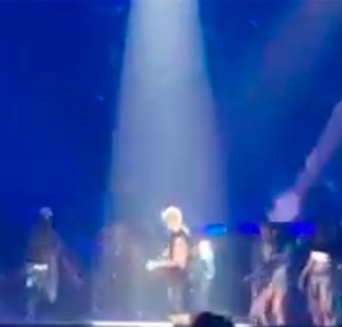 Ops! Justin Bieber caiu mais uma vez no palco! A saia justa aconteceu durante a apresentação do cantor em Jacksonville enquanto cantava seu hit Sorry. Durante a apresentação, o cantor apareceu brincando com água que era jorrada no palco ao lado de seus dançarinos e acabou escorregando e levando um belo tombo, precisando de ajuda de alguns deles para se recompor. No fim, tudo acabou bem e Justin levantou e ainda deu uma lição à plateia: - A vida é sobre ter quedas, mas também levantar-se.
