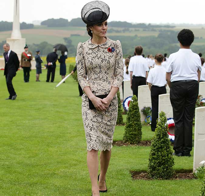 Kate Middleton arrasa no vestido rendado ao participar de evento na França, veja a foto!