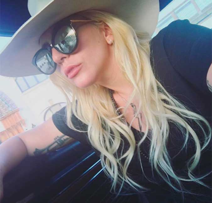 Lady Gaga chama atenção de seguidores ao postar foto com lábios volumosos!