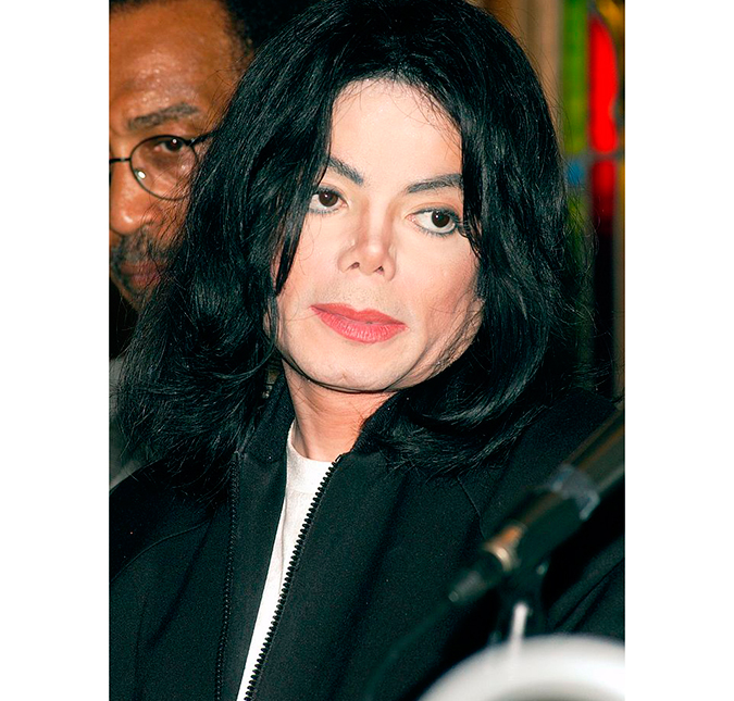 Quarto onde Michael Jackson morreu tinha fotos de bebês e camisa com sangue, diz livro. Saiba mais!