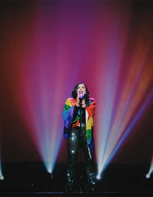 Demi Lovato e Nick Jonas prestam homenagem às vítimas de Orlando durante <i>show</i>