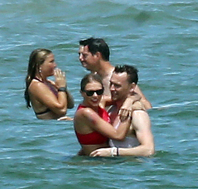 Taylor Swift e Tom Hiddleston são flagrados na praia e trocam abraços <I>calientes</I> no mar