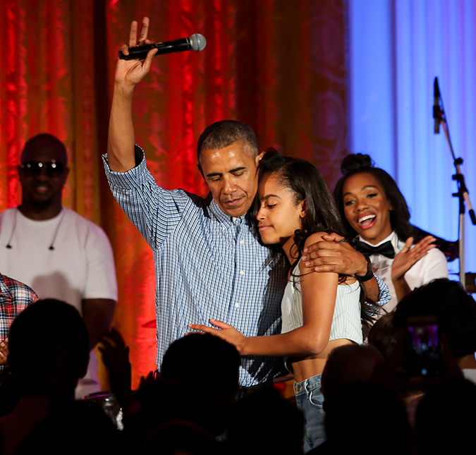 Barack Obama canta <I>parabéns</i> para filha Malia em evento oficial do 4 de julho, assista!
