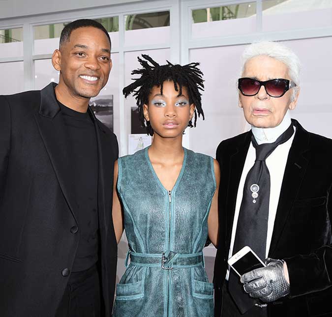 Willow Smith vai acompanhada do pai, Will Smith, para evento da <i>Chanel</i>, veja!