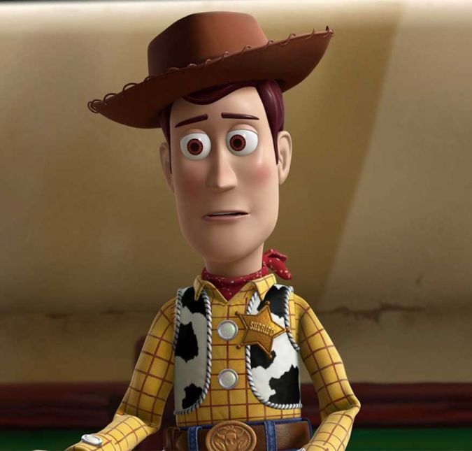 Você conhece a relação entre Tom Hanks e o Woody, simpático caubói de Toy Story? O astro emprestou sua voz nos quatro filmes da franquia e imortalizou o personagem.
