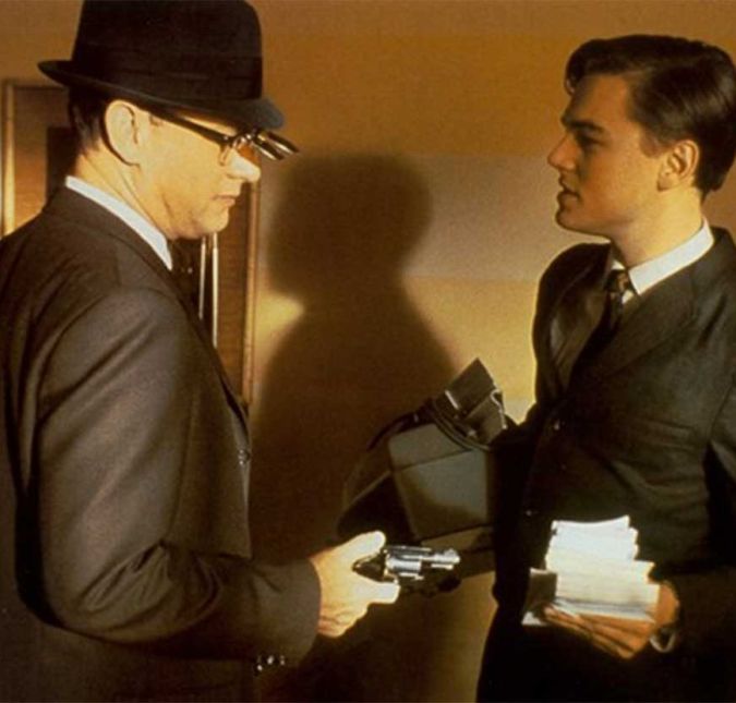 Ao lado de Leonardo DiCaprio, Tom Hanks também atuou em Prenda-me Se For Capaz. No longa, ele está atrás de Frank Abagnale Jr., que atua sob diferentes nomes e personalidades e acaba chamando a atenção das autoridades. O personagem do astro é Carl Hanratty, o detetive que quer prender Frank.