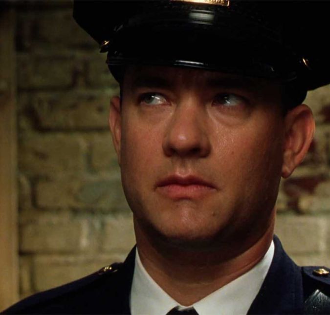 À Espera de um Milagre é um dos filmes mais emocionantes de Tom Hanks. No longa, que também traz Michael Clarke Duncan e Sam Rockwell no elenco, o ator vive Paul Edgecomb, um dos guardas do Corredor da Morte de uma prisão, que lida com um prisioneiro que, supostamente, está sendo acusado por um crime que não fez. O filme é cheio de reviravoltas e, claro, promete grandes emoções.
