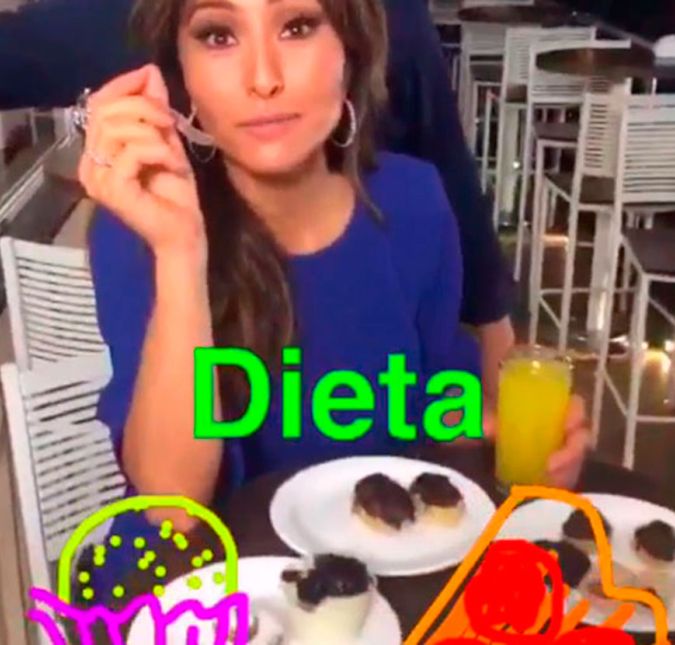 Sabrina Sato também mostrou que, mesmo querendo manter o corpão, não nega sair um pouco da dieta. A bela publicou em seu Instagram um vídeo em que aparece cercada de guloseimas, como sua amada pizza. Na legenda, ela contou que essa é a dieta de solteira, já que na época ela havia terminado um namoro.