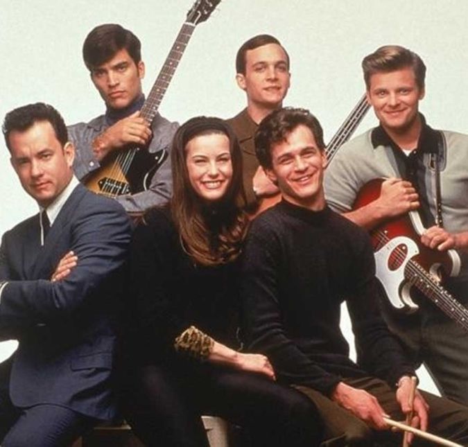 Você provavelmente já assistiu em alguma sessão da tarde, mas você se lembra de Tom Hanks em The Wonders - O Sonho Não Acabou? No filme, ele acaba virando empresário da The Wonders, uma banda que começa a chamar a atenção na pequena cidade de Erie, na Pensilvânia.
