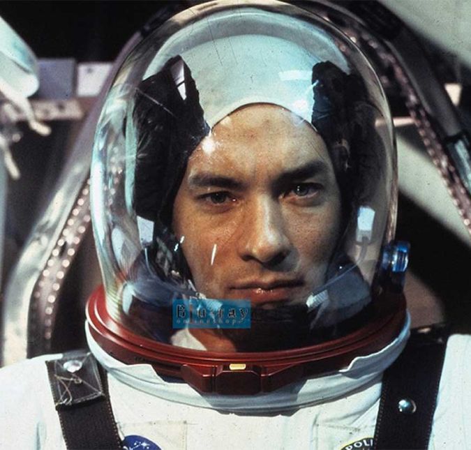 Três astronautas estão em perigo após uma missão da NASA, à lua, falhar em Apollo 13 - Do Desastre ao Triunfo. Tom é um dos comandantes da nave que faz de tudo para voltar vivo para casa!