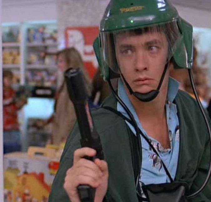 Outro filme extremamente fofo de Tom Hanks é Quero Ser Grande. Ainda adolescente, Josh faz um pedido para ser grande. No dia seguinte, ele acorda como um completo adulto, porém ainda com o seu adolescente por dentro, o que rende muitas risadas!