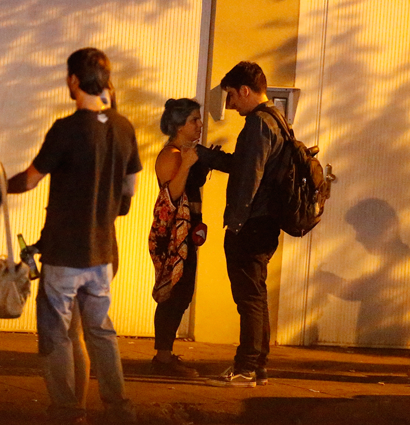 Em entrevista a jornal, estilista fotografada ao lado de Marcelo Adnet afirma: - <I>Não teve beijo</i>