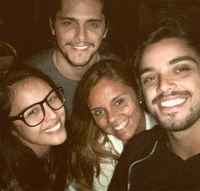 Bruno Gissoni e Yanna Lavigne são flagrados juntos em foto publicada pela mãe do ator