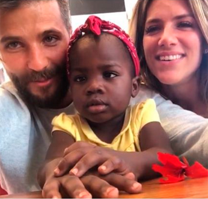 Giovanna Ewbank e Bruno Gagliasso posam com a filha, Titi, pela primeira vez!