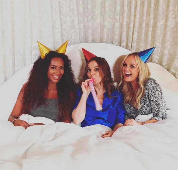 <I>Spice Girls</i> reunidas! Mel B, Geri Halliwell e Emma Bunton comemoram os 20 anos do lançamento de <I>Wannabe</i>!