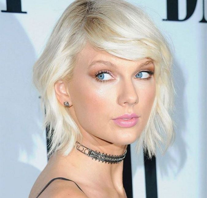 Assim como Beyoncé, Taylor Swift já distribuiu pizzas para seus fãs, e isso tem um motivo: ela ama o prato. A cantora já contou, inclusive, que devorou uma pizza inteira com a amiga Miley Cyrus e que o prato serviu de bolo em seu aniversário de 21 anos de idade. Seu sabor predileto, aliás, é queijo.