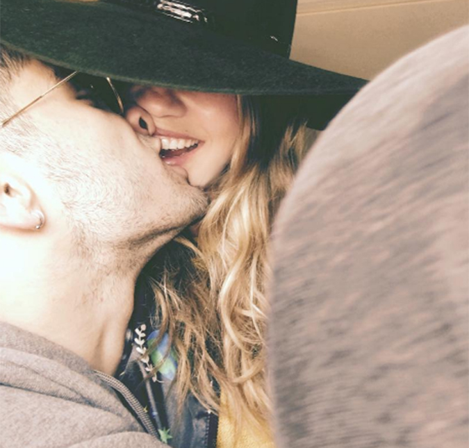 Gigi Hadid e Zayn Malik aparecem se beijando em clique