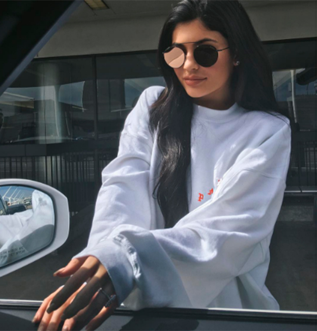 Kylie Jenner incita rumores de noivado ao posar com anel de diamantes