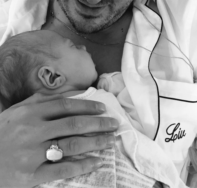 Liv Tyler dà a luz e já publica foto da filha na <i>web</i>, confira!