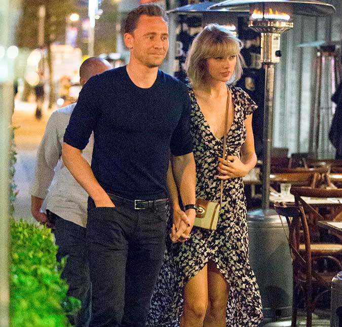 Taylor Swift aparece com vestido decotado e fendado para jantar com Tom Hiddleston!