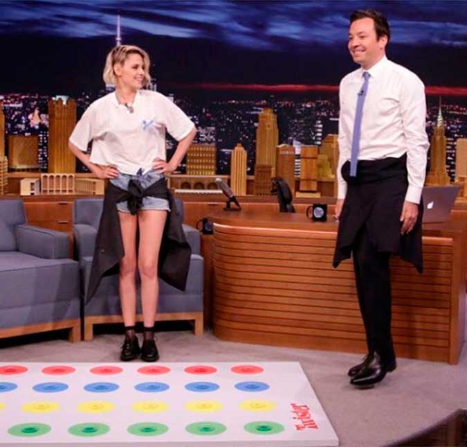Kristen Stewart e Jimmy Fallon jogam <I>Twister</I> e fazem as poses mais difíceis e engraçadas no <I>Tonight Show</I>, confira!