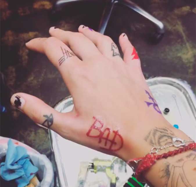 Paris Jackson faz nova tatuagem em homenagem ao pai, vem ver!