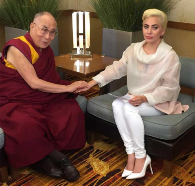 Lady Gaga quer Dalai Lama comandando cerimônia de seu casamento com Taylor Kinney!