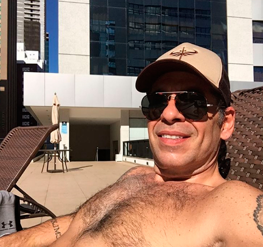 Leandro Hassum aproveita folga e curte praia na Bahia, confira!