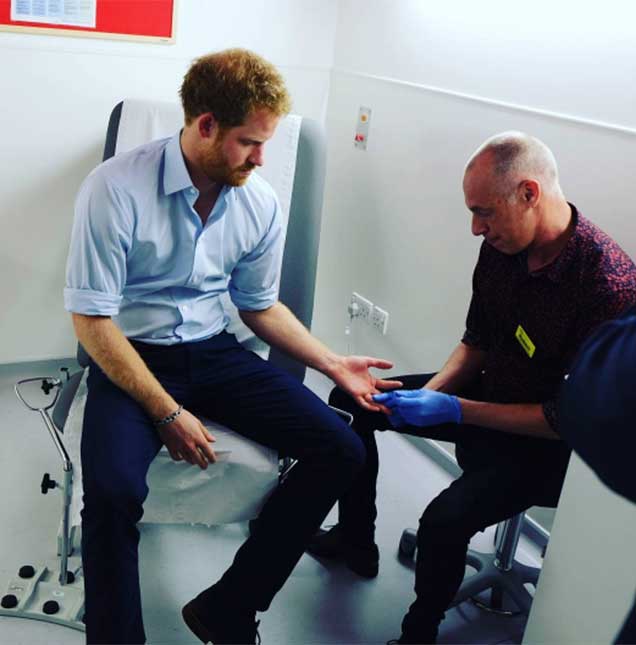 Príncipe Harry faz teste de <i>HIV</i> e transmite ao vivo no <I>Facebook</i>