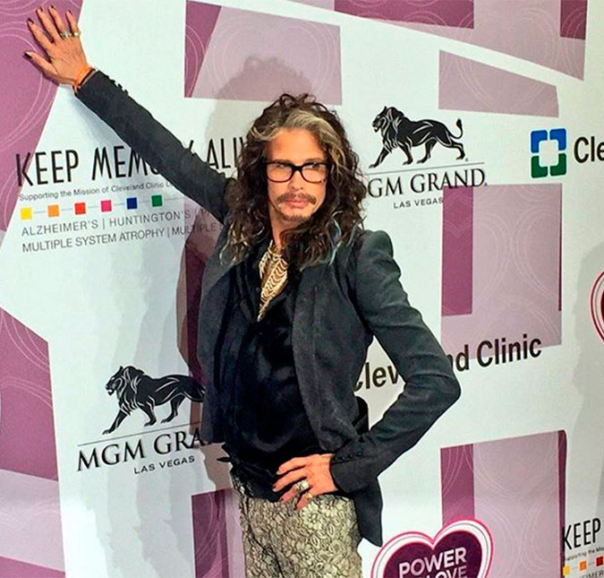 Steven Tyler revela a revista que está sem notícias de Joe Perry, após colega desmaiar no palco dias atrás