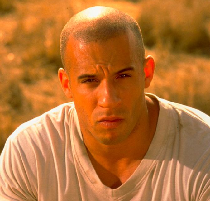 E dá para acreditar que, antes da fama, Vin Diesel já foi operador de telemarketing e segurança de algumas boates de Nova York? E, se pensarmos bem, as duas profissões valorizam características importantes do ator: seu vozeirão, sua força e sua determinação. Legal, não é mesmo? E dá para acreditar que, antes da fama, Vin Diesel já foi operador de telemarketing e segurança de algumas boates de Nova York? E, se pensarmos bem, as duas profissões valorizam características importantes do ator: seu vozeirão, sua força e sua determinação. Legal, não é mesmo?