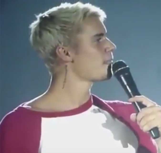 Justin Bieber se irrita com fã que tentou atirar objeto no palco durante seu <i>show</i>: <I>- Você estragou o momento</i>