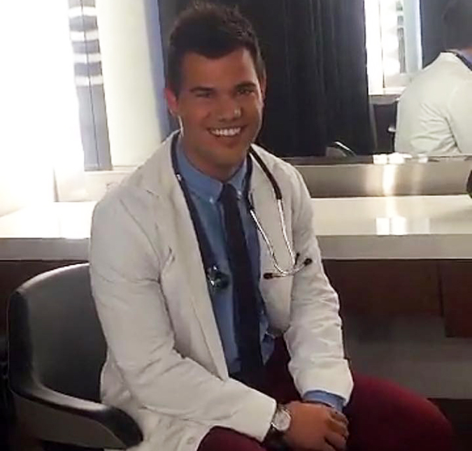 Lea Michele compartilha a primeira imagem de Taylor Lautner no <I>set</I> de <I>Scream Queens</I>, confira!