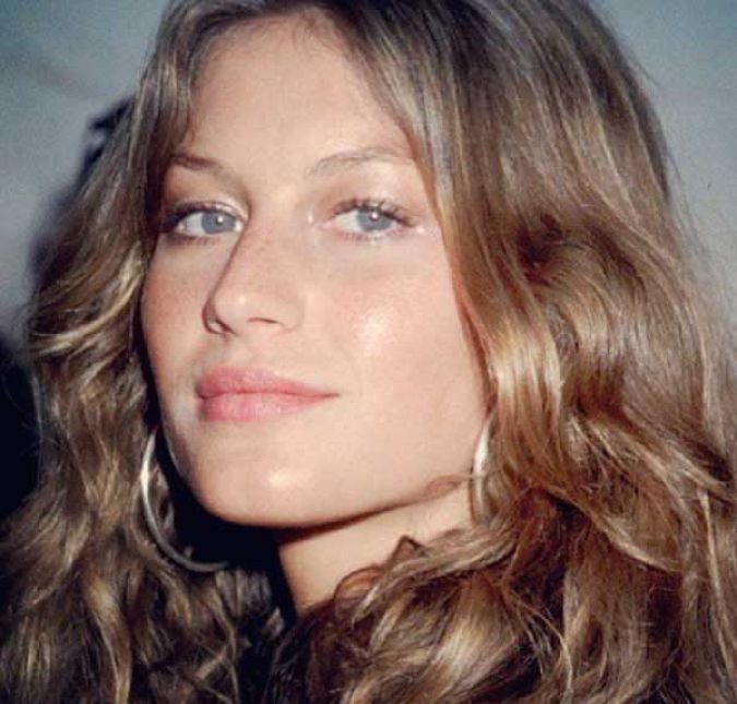 Gisele compartilhou para a revista Playboy em 2000, uma história engraçada, de quando se mudou para os Estados Unidos quando tinha apenas 16 anos e passou a morar com outras garotas: - Eu morava com outras cinco modelos e elas não gostavam muito de mim. Daí me ensinaram a palavra asshole [idiota]. Disseram que qualquer pessoa que eu encontrasse deveria falar asshole. Fiquei o dia inteiro decorando: asshole, asshole. Cheguei à portaria do meu prédio e falei para o porteiro: Good morning, asshole [Bom dia, idiota]!. Segundo ela, esse micão só acabou quando ela encontrou sua booker que a questionou quanto ao palavrão. Quem nunca, não?