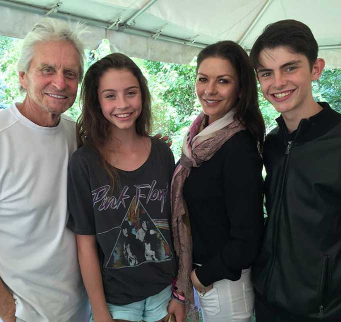 Em clique raro, Catherine Zeta-Jones e Michael Douglas posam com os filhos em acampamento de férias, veja!