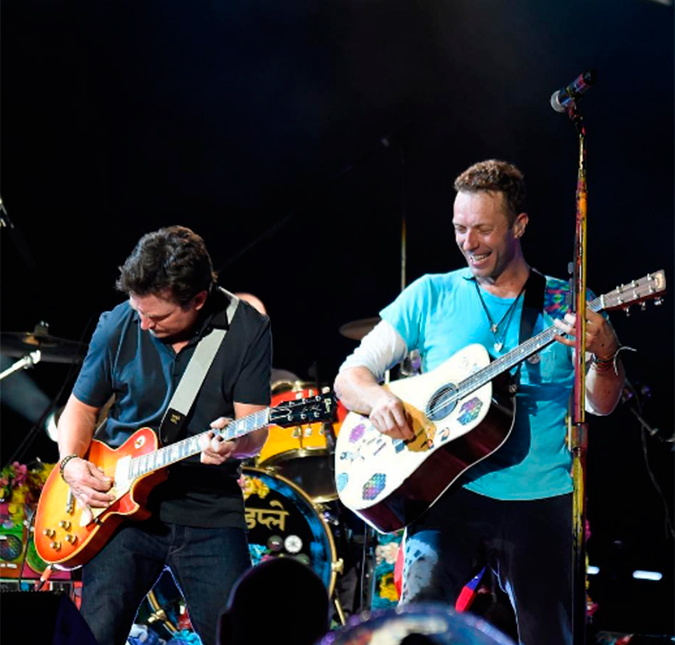 Chris Martin e o <I>Coldplay</I> recebem Michael J. Fox no palco e recriam cena icônica de <I>De Volta Para o Futuro</I>, assista!