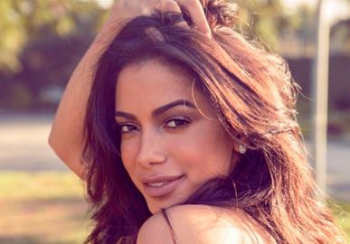 Poderosa! Anitta ultrapassa marca de cantoras internacionais como Britney Spears e Madonna