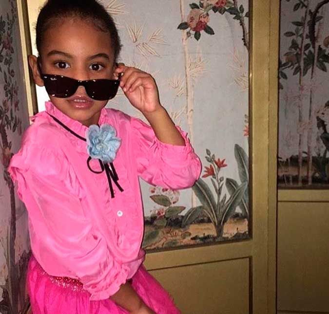 Uma fofíssima essa Blue Ivy, não é mesmo? Olha só a foto que caiu na web! Dessa vez, Ivy vestiu uma camisa pink cintilante, uma saia rosa, uma gravatinha com uma flor azul e teve direito até a carão! Veja a pose da pequena Blue. Tal mãe, tal filha mesmo, não? Uma fofíssima essa Blue Ivy, não é mesmo? Olha só a foto que caiu na web! Dessa vez, Ivy vestiu uma camisa pink cintilante, uma saia rosa, uma gravatinha com uma flor azul e teve direito até a carão! Veja a pose da pequena Blue. Tal mãe, tal filha mesmo, não?