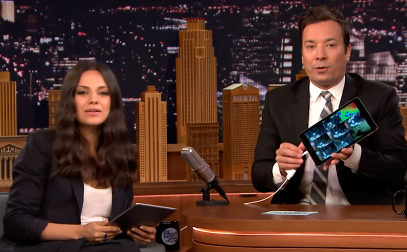 Mila Kunis revela que sua filha acha que todas as pessoas do mundo estão grávidas como ela, menos Ashton Kutcher, entenda!