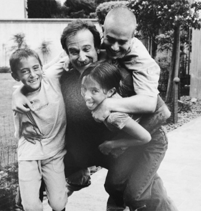 Zelda Williams faz homenagem emocionante para o pai, Robin Williams, que hoje completaria 65 anos