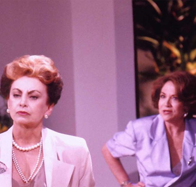Beatriz Segall ainda é lembrada como Odete Roitman, uma das vilãs mais icônicas da televisão brasileira. A atriz interpretou Odete na novela Vale Tudo, no final dos anos 1980, e carregou o peso de sua personagem até 2018, ano de sua morte. Apesar de ter participado de outras novelas, como Anjo Mau e Lado a Lado, a atriz sempre foi lembrada pela personagem. Impossível esquecê-la e não fazer menções à Odete, não é mesmo? Beatriz Segall ainda é lembrada como Odete Roitman, uma das vilãs mais icônicas da televisão brasileira. A atriz interpretou Odete na novela Vale Tudo, no final dos anos 1980, e carregou o peso de sua personagem até 2018, ano de sua morte. Apesar de ter participado de outras novelas, como Anjo Mau e Lado a Lado, a atriz sempre foi lembrada pela personagem. Impossível esquecê-la e não fazer menções à Odete, não é mesmo?