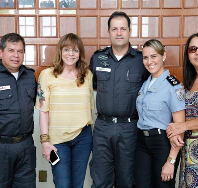 Glória Perez está se consultando com policial de verdade para criar a personagem de Paolla Oliveira, diz <i>jornal</i>